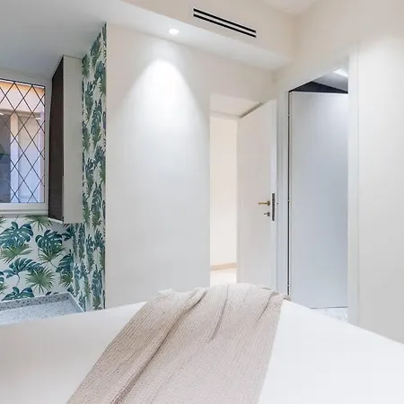 Sсаn Q,r-с0dе -- 3 Bedroom Apt In The Historic Center Rom