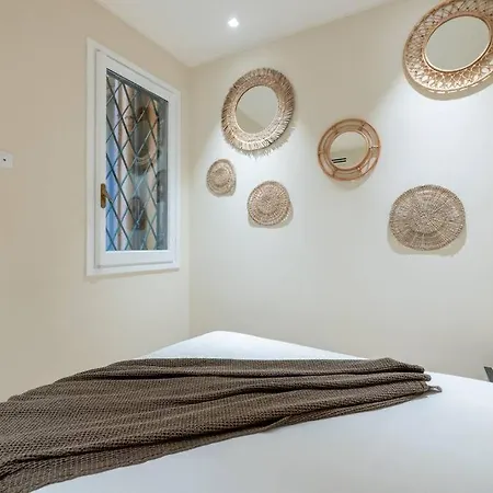 Sсаn Q,r-с0dе -- 3 Bedroom Apt In The Historic Center Rom